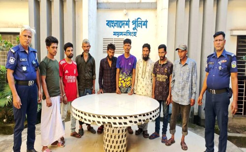ডিবি ও কোতোয়ালী থানা পুলিশের যৌথ অভিযানে সক্রিয় ছিনতাইকারী চক্রের ৮ সদস্য গ্রেফতার 